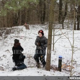 Žiema, sniegas, vaikas su lazerių žaidimo įranga - aktyvios pramogos su Laser Tag