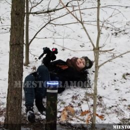 Žiema, sniegas, vaikas su lazerių žaidimo įranga - aktyvios pramogos su Laser Tag