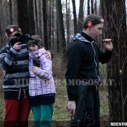 Burys vaikų žaidžia su lazeriais miške